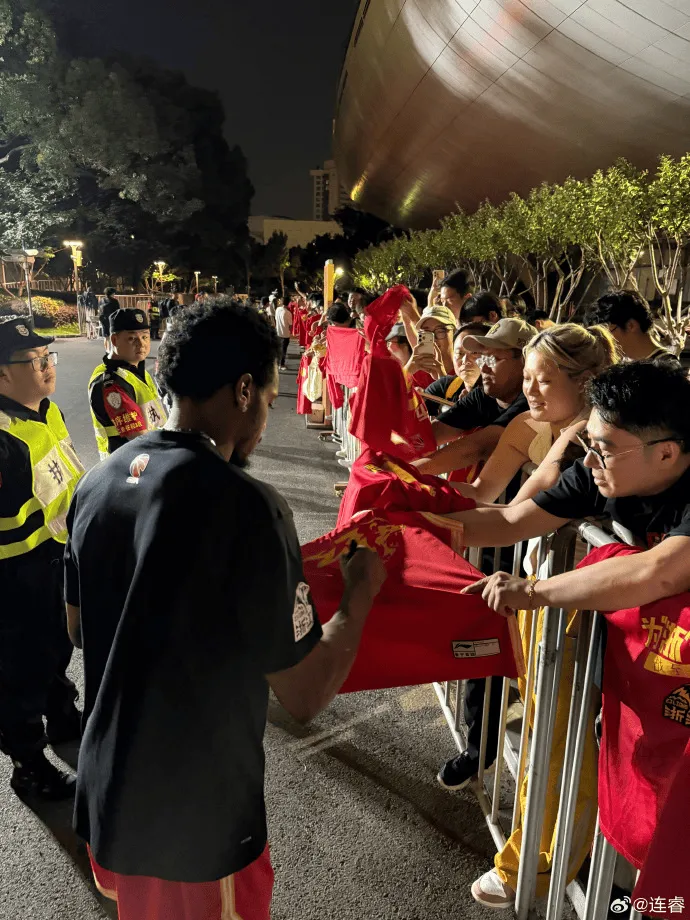 天博体育登录入口-解说：塔克和布朗满足了每个球迷签名的愿望，签了一百来件